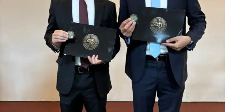 11º Batalhão de Polícia Militar homenageia promotores com Challenge Coin em Jundiaí