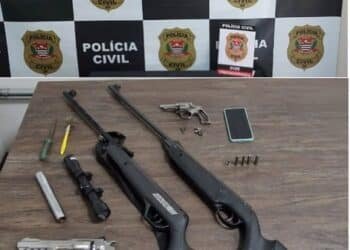 Armas artesanais e munições apreendidas em caso de posse ilegal de arma de fogo de uso restrito em Votuporanga #PraCegoVer mesa com revólver, pistola artesanal, espingardas e munições de diversos calibres apreendidas pela Polícia Civil