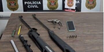 Armas artesanais e munições apreendidas em caso de posse ilegal de arma de fogo de uso restrito em Votuporanga #PraCegoVer mesa com revólver, pistola artesanal, espingardas e munições de diversos calibres apreendidas pela Polícia Civil