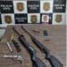 Armas artesanais e munições apreendidas em caso de posse ilegal de arma de fogo de uso restrito em Votuporanga #PraCegoVer mesa com revólver, pistola artesanal, espingardas e munições de diversos calibres apreendidas pela Polícia Civil
