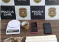 Maconha e materiais apreendidos em caso de tráfico de drogas e associação para o tráfico em Votuporanga #PraCegoVer imagem mostra porções de maconha embaladas, balança de precisão, plástico filme, fita adesiva e celulares sobre mesa