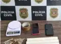 Maconha e materiais apreendidos em caso de tráfico de drogas e associação para o tráfico em Votuporanga #PraCegoVer imagem mostra porções de maconha embaladas, balança de precisão, plástico filme, fita adesiva e celulares sobre mesa