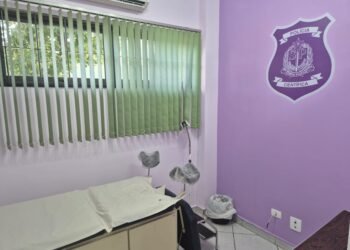 Sala Lilás no interior paulista #PraCegoVer: imagem mostra sala com paredes em tons suaves, cadeiras confortáveis e ambiente reservado dentro do IML, preparada para atendimento humanizado a vítimas de violência.