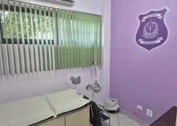 Sala Lilás no interior paulista #PraCegoVer: imagem mostra sala com paredes em tons suaves, cadeiras confortáveis e ambiente reservado dentro do IML, preparada para atendimento humanizado a vítimas de violência.