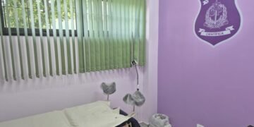 Sala Lilás no interior paulista #PraCegoVer: imagem mostra sala com paredes em tons suaves, cadeiras confortáveis e ambiente reservado dentro do IML, preparada para atendimento humanizado a vítimas de violência.