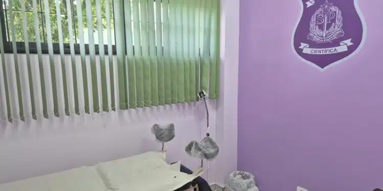 Sala Lilás no interior paulista #PraCegoVer: imagem mostra sala com paredes em tons suaves, cadeiras confortáveis e ambiente reservado dentro do IML, preparada para atendimento humanizado a vítimas de violência.