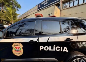 Operação Baronesa do Deic em frente à sede do Departamento Estadual de Investigações Criminais com viatura da Polícia Civil estacionada. #PraCegoVer: A imagem mostra uma viatura preta da Polícia Civil de São Paulo estacionada em frente a um prédio identificado como Deic. No topo do veículo há um giroflex vermelho e, ao fundo, é possível ver a fachada do prédio com a identificação da unidade policial.