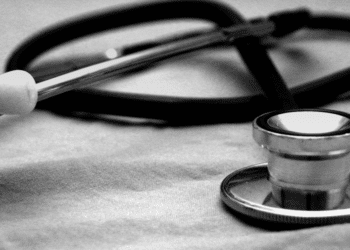 Operação Cobertura de Papel #PraCegoVer: imagem mostra agentes do GAECO e policiais militares durante cumprimento de mandados judiciais, além de documentos que remetem a contratos e carteirinhas de plano de saúde.