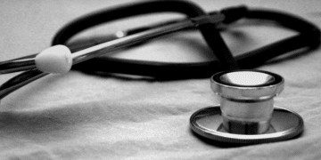 Operação Cobertura de Papel #PraCegoVer: imagem mostra agentes do GAECO e policiais militares durante cumprimento de mandados judiciais, além de documentos que remetem a contratos e carteirinhas de plano de saúde.