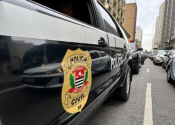 queda de roubos e furtos de motos #PraCegoVer: imagem mostra viatura durante fiscalização de motocicletas e vistoria em oficina suspeita de desmanche na capital paulista.