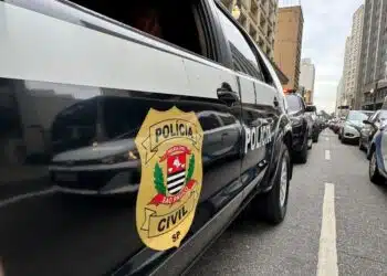 queda de roubos e furtos de motos #PraCegoVer: imagem mostra viatura durante fiscalização de motocicletas e vistoria em oficina suspeita de desmanche na capital paulista.