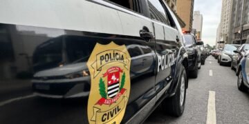 queda de roubos e furtos de motos #PraCegoVer: imagem mostra viatura durante fiscalização de motocicletas e vistoria em oficina suspeita de desmanche na capital paulista.