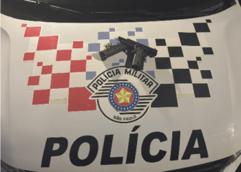 Pistola calibre 380 e caminhonete apreendidas em caso de homicídio doloso em Cosmópolis #PraCegoVer imagem mostra arma de fogo sobre mesa e caminhonete estacionada utilizada no crime
