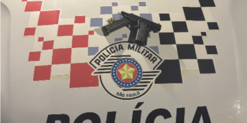Pistola calibre 380 e caminhonete apreendidas em caso de homicídio doloso em Cosmópolis #PraCegoVer imagem mostra arma de fogo sobre mesa e caminhonete estacionada utilizada no crime