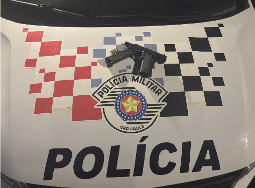 Pistola calibre 380 e caminhonete apreendidas em caso de homicídio doloso em Cosmópolis #PraCegoVer imagem mostra arma de fogo sobre mesa e caminhonete estacionada utilizada no crime