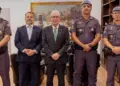 cooperação entre GAECO e PM #PraCegoVer: imagem mostra reunião institucional na sede do Ministério Público de São Paulo com representantes do GAECO e da Polícia Militar sentados em mesa de trabalho debatendo estratégias de combate ao crime organizado.