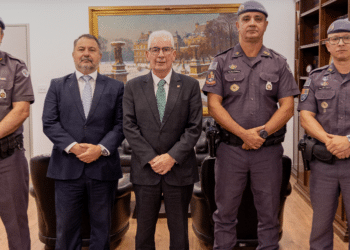 cooperação entre GAECO e PM #PraCegoVer: imagem mostra reunião institucional na sede do Ministério Público de São Paulo com representantes do GAECO e da Polícia Militar sentados em mesa de trabalho debatendo estratégias de combate ao crime organizado.