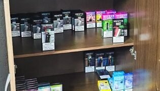 operação Candy contra venda ilegal de vapes #PraCegoVer agentes da Polícia Federal exibem armario com caixas com cigarros eletrônicos e essências apreendidas durante operação