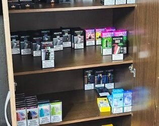 operação Candy contra venda ilegal de vapes #PraCegoVer agentes da Polícia Federal exibem armario com caixas com cigarros eletrônicos e essências apreendidas durante operação