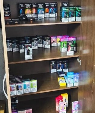 operação Candy contra venda ilegal de vapes #PraCegoVer agentes da Polícia Federal exibem armario com caixas com cigarros eletrônicos e essências apreendidas durante operação