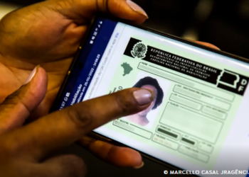 aumento de velocidade eleva mortes no trânsito #PraCegoVer imagem de veículos circulando em rodovia com fluxo intenso representando riscos causados pela alta velocidade