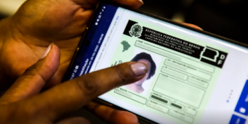 aumento de velocidade eleva mortes no trânsito #PraCegoVer imagem de veículos circulando em rodovia com fluxo intenso representando riscos causados pela alta velocidade