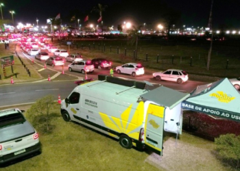 segurança para viajar a Barretos na festa de 2026 #PraCegoVer: imagem mostra rodovia com fluxo intenso de veículos no interior paulista, placas de orientação ao fundo e clima de deslocamento para um grande evento