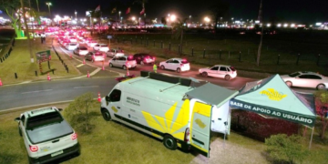 segurança para viajar a Barretos na festa de 2026 #PraCegoVer: imagem mostra rodovia com fluxo intenso de veículos no interior paulista, placas de orientação ao fundo e clima de deslocamento para um grande evento