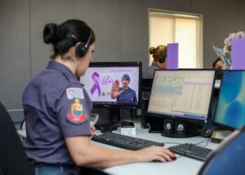 Cabine Lilás em Araçatuba amplia proteção às vítimas de violência doméstica #PraCegoVer policiais militares femininas em central de atendimento realizando orientação a vítima por telefone
