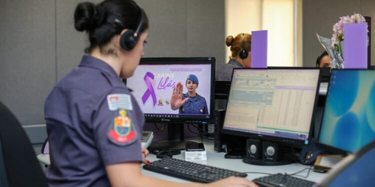 Cabine Lilás em Araçatuba amplia proteção às vítimas de violência doméstica #PraCegoVer policiais militares femininas em central de atendimento realizando orientação a vítima por telefone