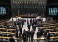 Câmara aprova PEC da Segurança Pública em votação no plenário #PraCegoVer imagem mostra deputados reunidos no plenário da Câmara durante sessão de votação