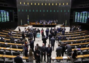Câmara aprova PEC da Segurança Pública em votação no plenário #PraCegoVer imagem mostra deputados reunidos no plenário da Câmara durante sessão de votação
