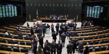 Câmara aprova PEC da Segurança Pública em votação no plenário #PraCegoVer imagem mostra deputados reunidos no plenário da Câmara durante sessão de votação