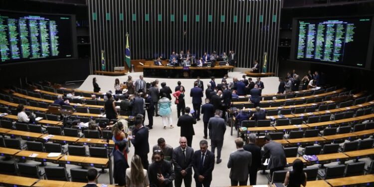Câmara aprova PEC da Segurança Pública em votação no plenário #PraCegoVer imagem mostra deputados reunidos no plenário da Câmara durante sessão de votação