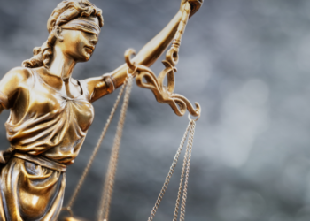 feminicídio após matar ex-companheira em Indaiatuba #PraCegoVer imagem ilustrativa de viatura policial e fita de isolamento em frente a residência representando local de crime