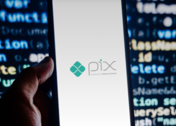 operação Cofre Digital contra lavagem de dinheiro #PraCegoVer: imagem mostra telas computadores preto com codigos coloridos e uma mão com celular e o logo do PIX, e ambiente que remete à investigação de crimes cibernéticos e movimentação financeira ilegal