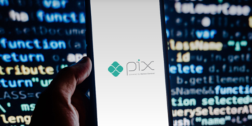 operação Cofre Digital contra lavagem de dinheiro #PraCegoVer: imagem mostra telas computadores preto com codigos coloridos e uma mão com celular e o logo do PIX, e ambiente que remete à investigação de crimes cibernéticos e movimentação financeira ilegal