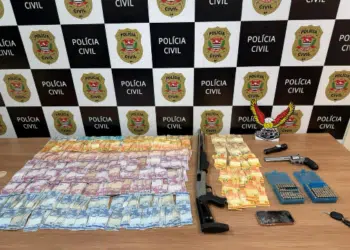 tráfico de drogas em Piracicaba #PraCegoVer: imagem mostra armas de fogo, munições e dinheiro em espécie apreendidos pela Polícia Civil durante operação em residência no bairro Nova Piracicaba.