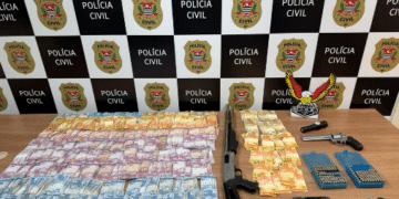 tráfico de drogas em Piracicaba #PraCegoVer: imagem mostra armas de fogo, munições e dinheiro em espécie apreendidos pela Polícia Civil durante operação em residência no bairro Nova Piracicaba.