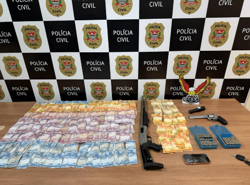 tráfico de drogas em Piracicaba #PraCegoVer: imagem mostra armas de fogo, munições e dinheiro em espécie apreendidos pela Polícia Civil durante operação em residência no bairro Nova Piracicaba.