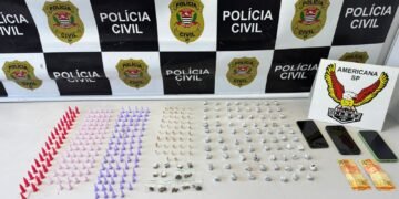 DISE prende dois traficantes e apreende 318 porções de drogas durante operação policial #PraCegoVer imagem mostra porções de cocaína, crack e maconha apreendidas sobre mesa