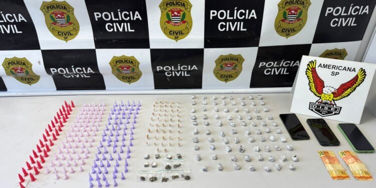 DISE prende dois traficantes e apreende 318 porções de drogas durante operação policial #PraCegoVer imagem mostra porções de cocaína, crack e maconha apreendidas sobre mesa