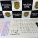 DISE prende dois traficantes e apreende 318 porções de drogas durante operação policial #PraCegoVer imagem mostra porções de cocaína, crack e maconha apreendidas sobre mesa