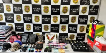 dise prende por venda de cigarros eletrônicos #PraCegoVer: imagem ilustrativa representando produtos apreendidos em operação policial envolvendo cigarros eletrônicos e mercadorias