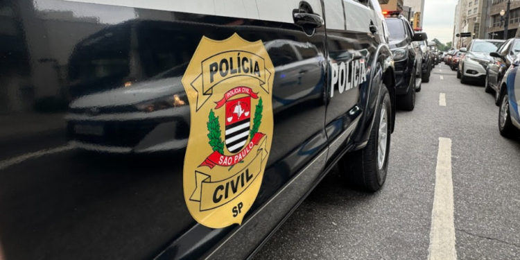 DOPE desestrutura quadrilha de roubo de cargas #PraCegoVer Viaturas policiais posicionadas durante operação com agentes armados cumprindo mandados judiciais em área urbana.