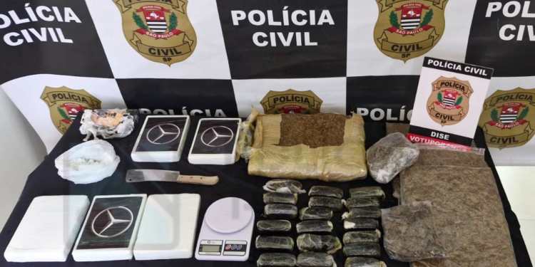 dise prende traficante com grande quantidade de drogas em votuporanga #PraCegoVer policiais exibem grande quantidade de drogas apreendidas sobre mesa durante operação policial