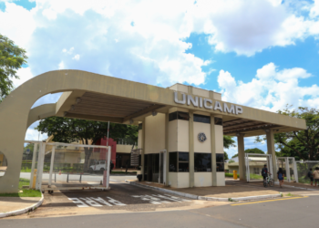 condenação por desvio milionário na Unicamp #PraCegoVer: imagem mostra ambiente universitário com prédio institucional e clima que remete à investigação sobre desvio de recursos destinados a pesquisas científicas