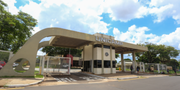 condenação por desvio milionário na Unicamp #PraCegoVer: imagem mostra ambiente universitário com prédio institucional e clima que remete à investigação sobre desvio de recursos destinados a pesquisas científicas
