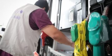 força-tarefa interdita posto irregular e lacra bombas de combustível em operação contra fraude #PraCegoVer fiscais analisam bombas de combustível durante operação de fiscalização em posto