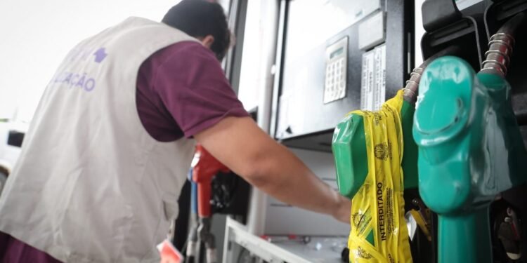 força-tarefa interdita posto irregular e lacra bombas de combustível em operação contra fraude #PraCegoVer fiscais analisam bombas de combustível durante operação de fiscalização em posto